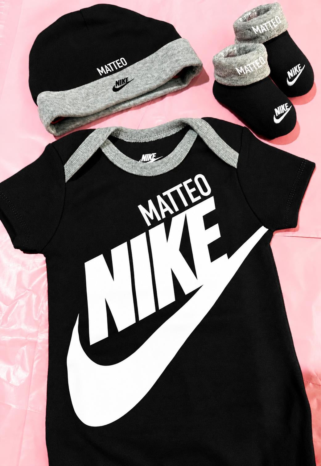 Nike Set Neonato 3 Pezzi - Body, Cappellino e Scarpine con Nome