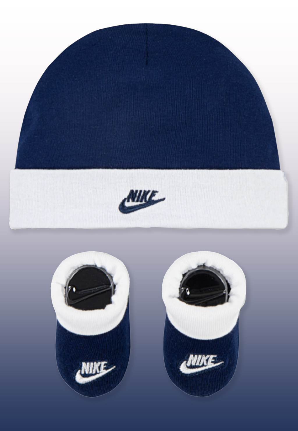 Nike set regalo neonato composto da 2 pezzi: cappellino e scarpine in cotone. Colorazione bianco e blu