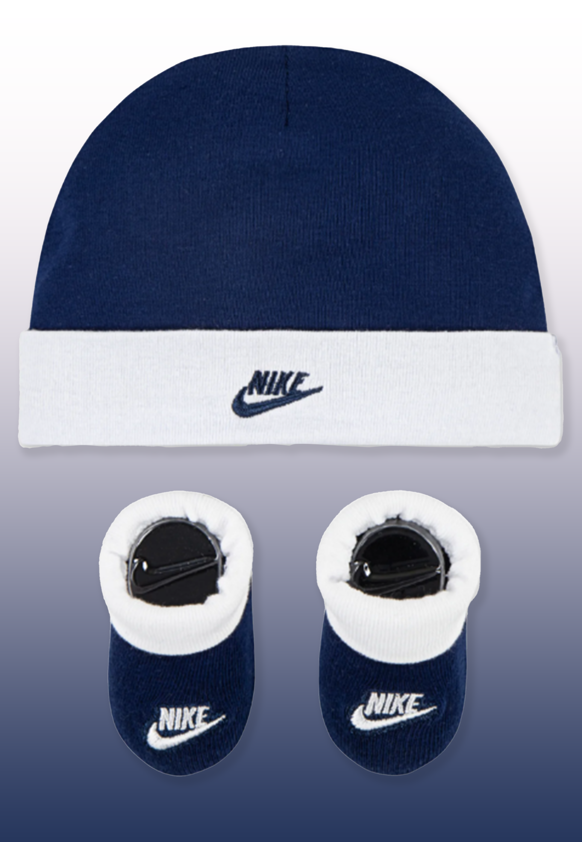Nike set regalo neonato composto da 2 pezzi: cappellino e scarpine in cotone. Colorazione bianco e blu