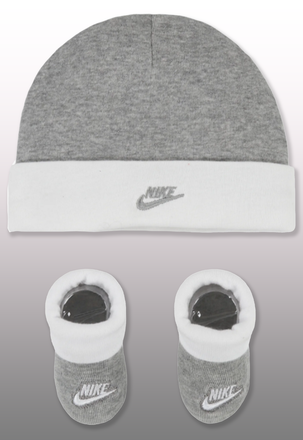 Nike set regalo neonato composto da 2 pezzi: cappellino e scarpine in cotone. Colorazione bianco e grigio