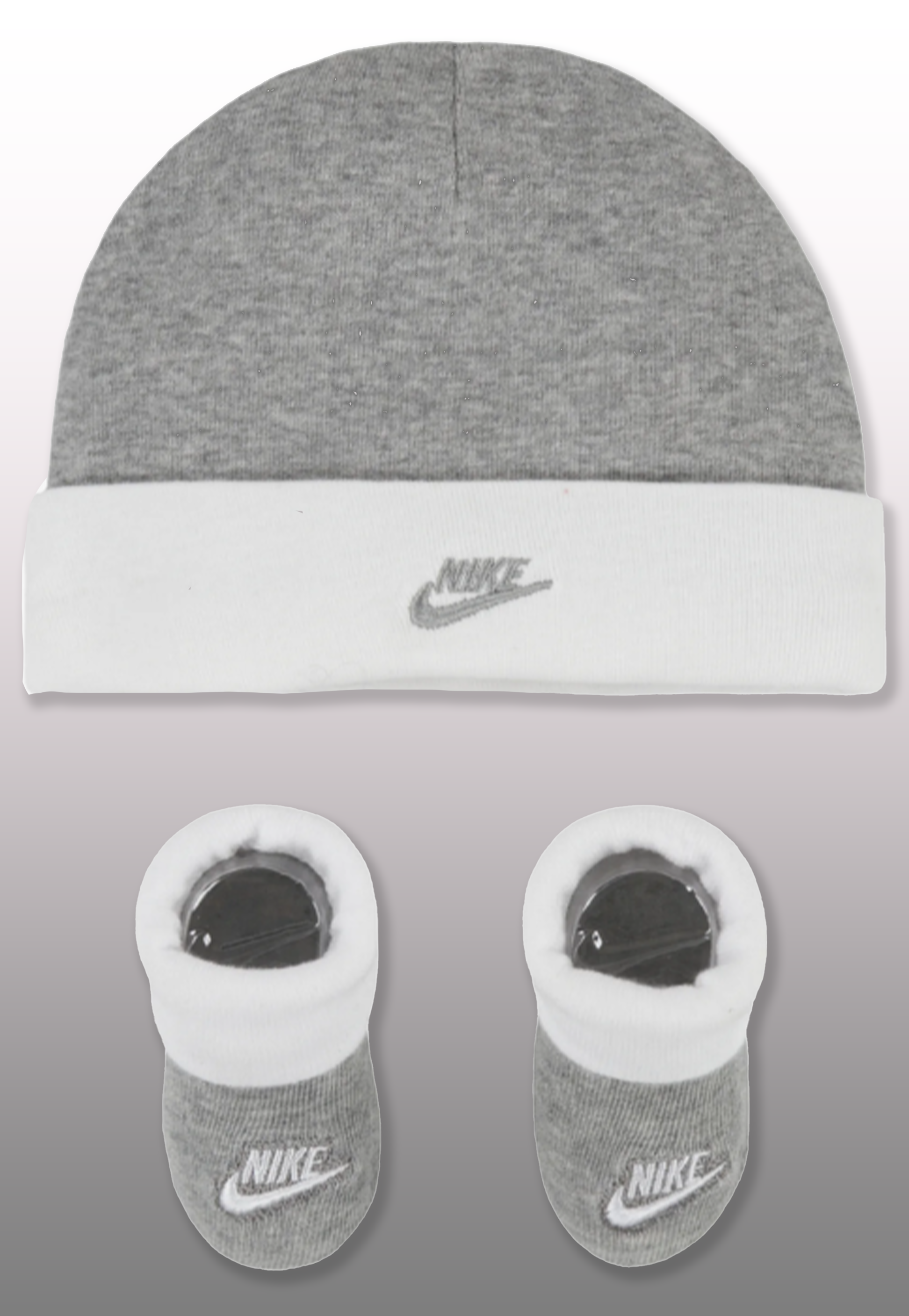 Nike set regalo neonato composto da 2 pezzi: cappellino e scarpine in cotone. Colorazione bianco e grigio