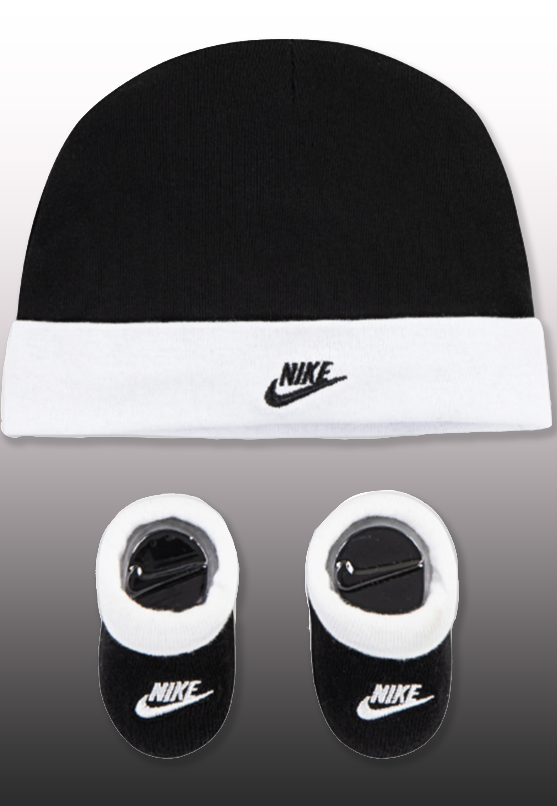 Nike set regalo neonato composto da 2 pezzi: cappellino e scarpine in cotone. Colorazione bianco e nero