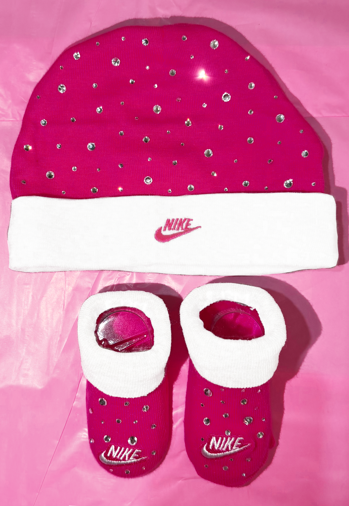 Completo Nike 2 pezzi per neonato - Cappellino e Scarpine in cotone, personalizzati con brillantini argento