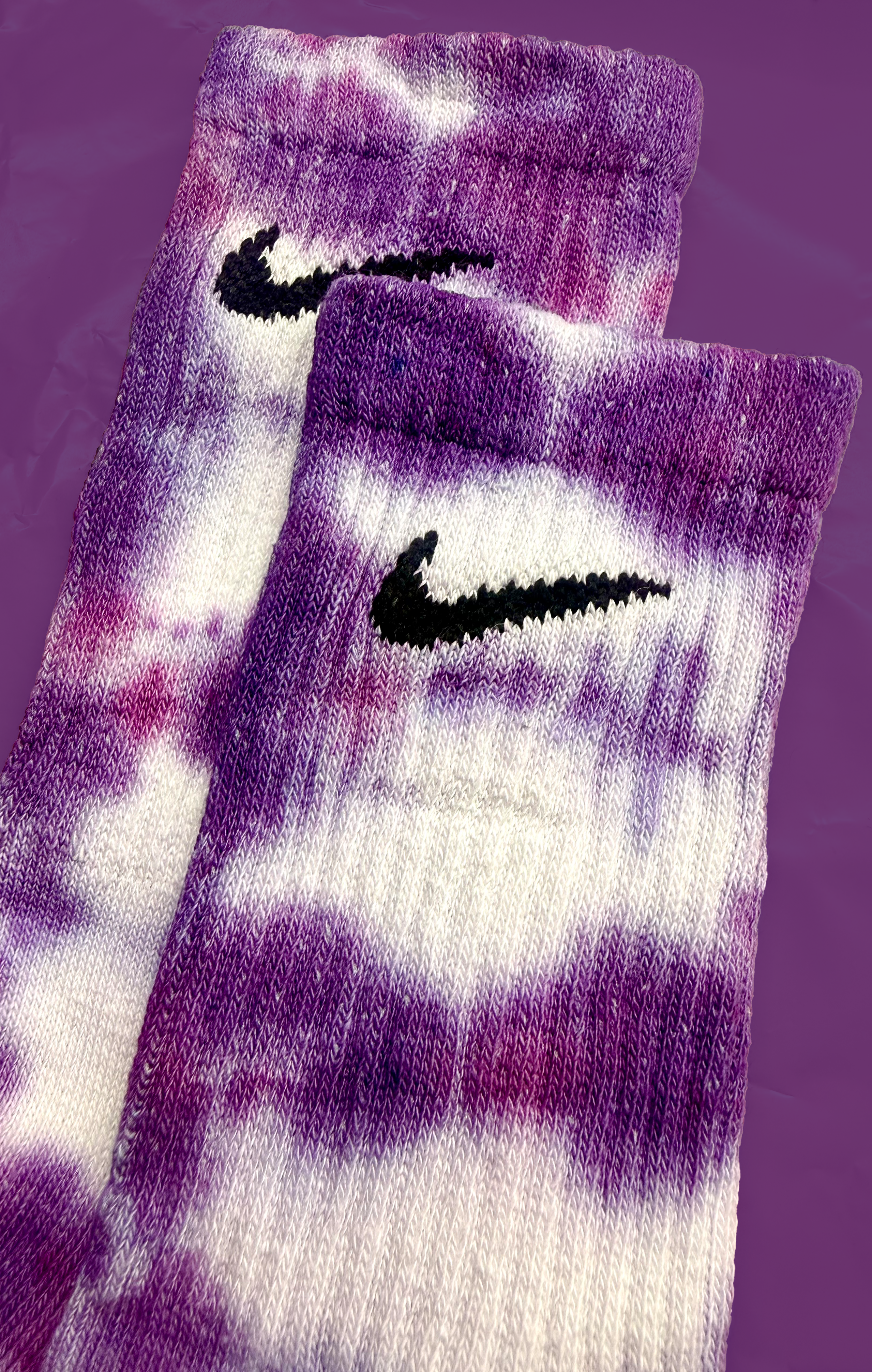 Calzini Nike personalizzati con la tecnica Tie Dye con sfumature di colore Viola