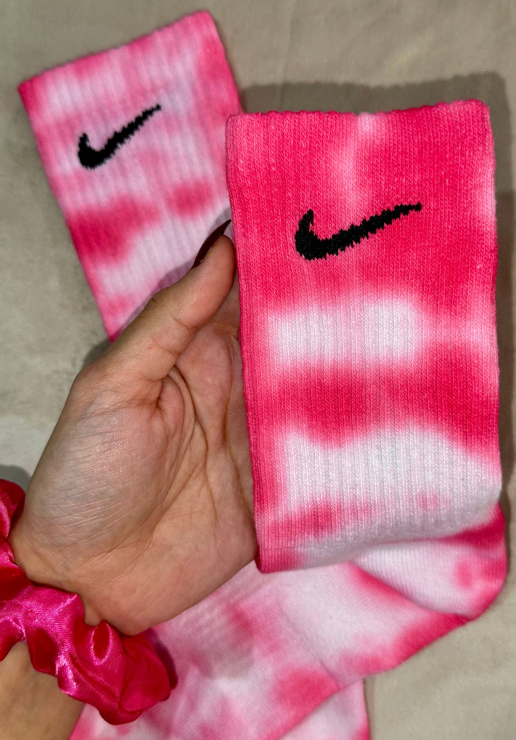 Calzini Nike Tie Dye personalizzati colorazione Rosa Neon