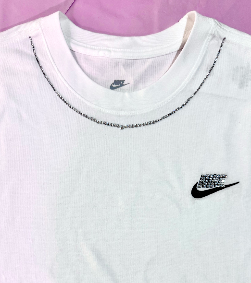 T-shirt Nike bianca personalizzata con Cristalli brillanti di color argento.