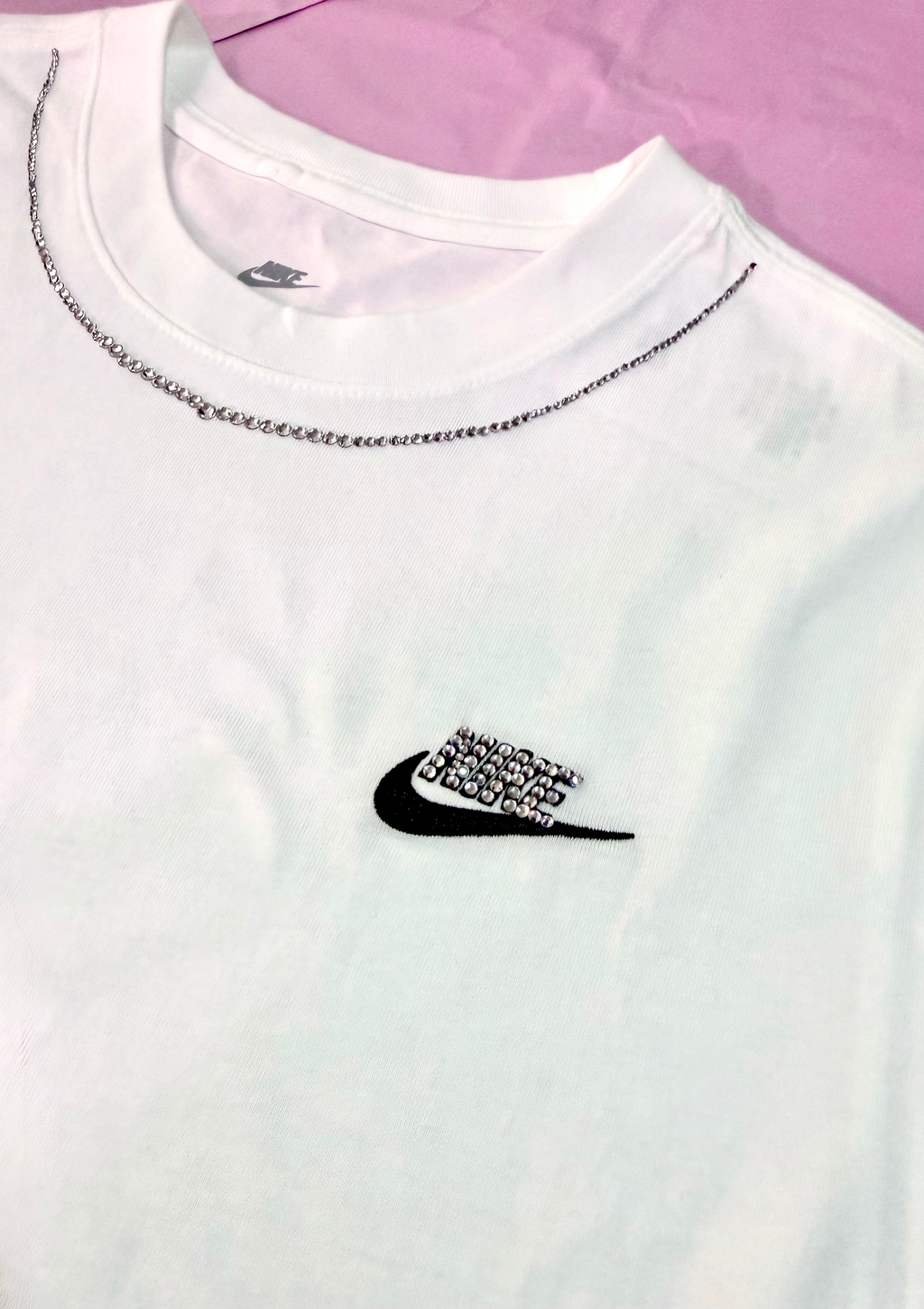 T-shirt Nike bianca personalizzata con Cristalli brillanti di color argento.