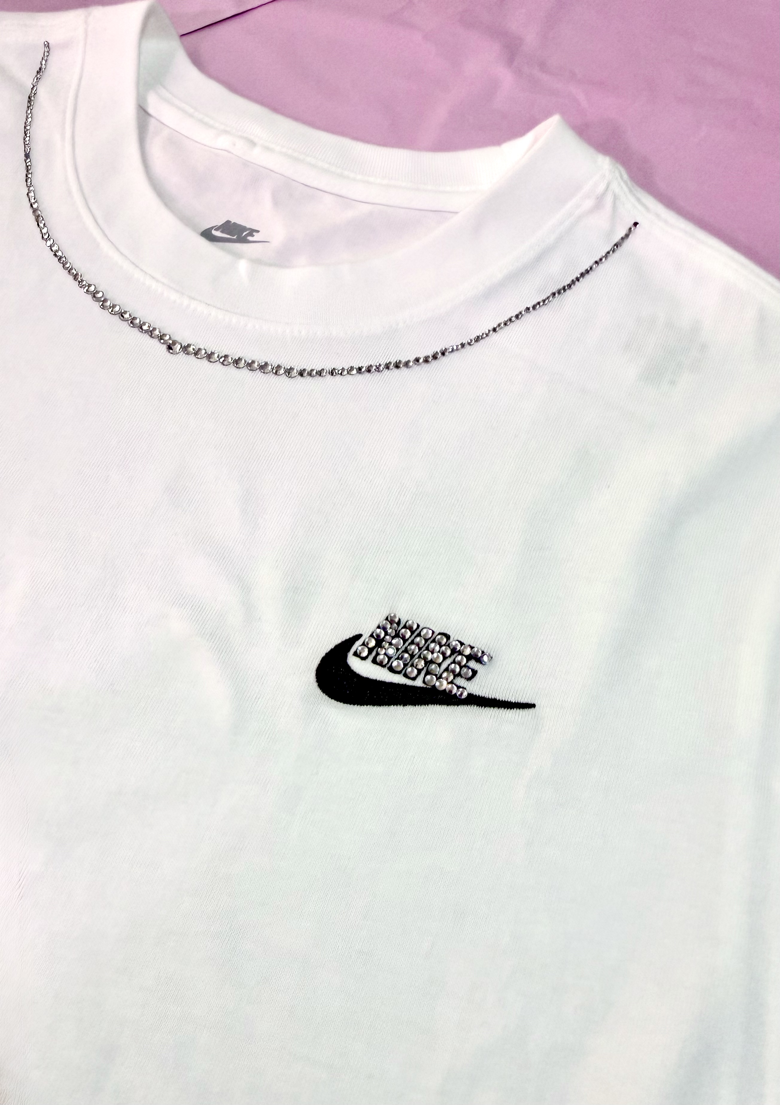 T-shirt Nike bianca personalizzata con Cristalli brillanti di color argento.