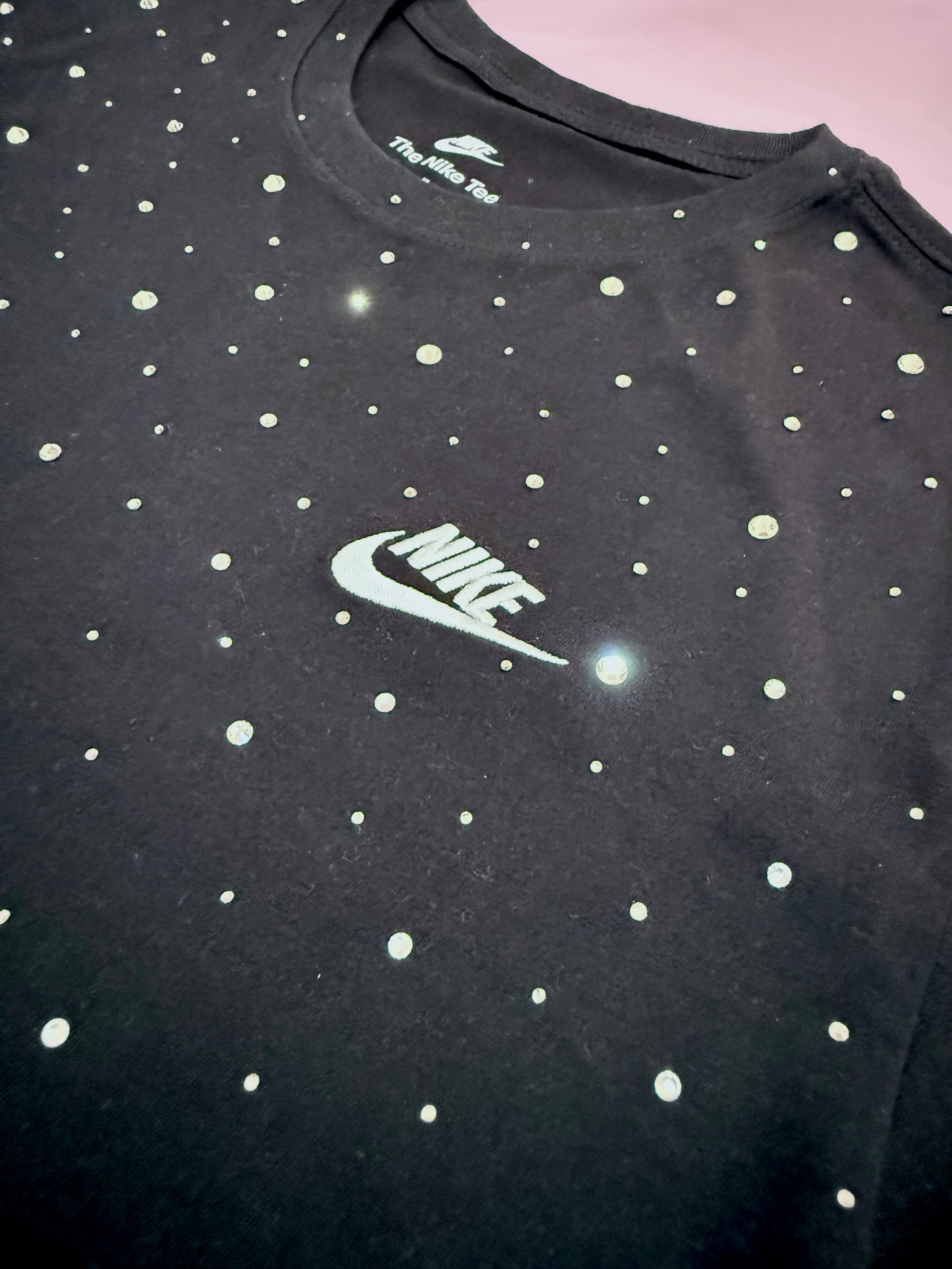 T-shirt Nike nera personalizzata con una pioggia di cristalli scintillanti color argento 