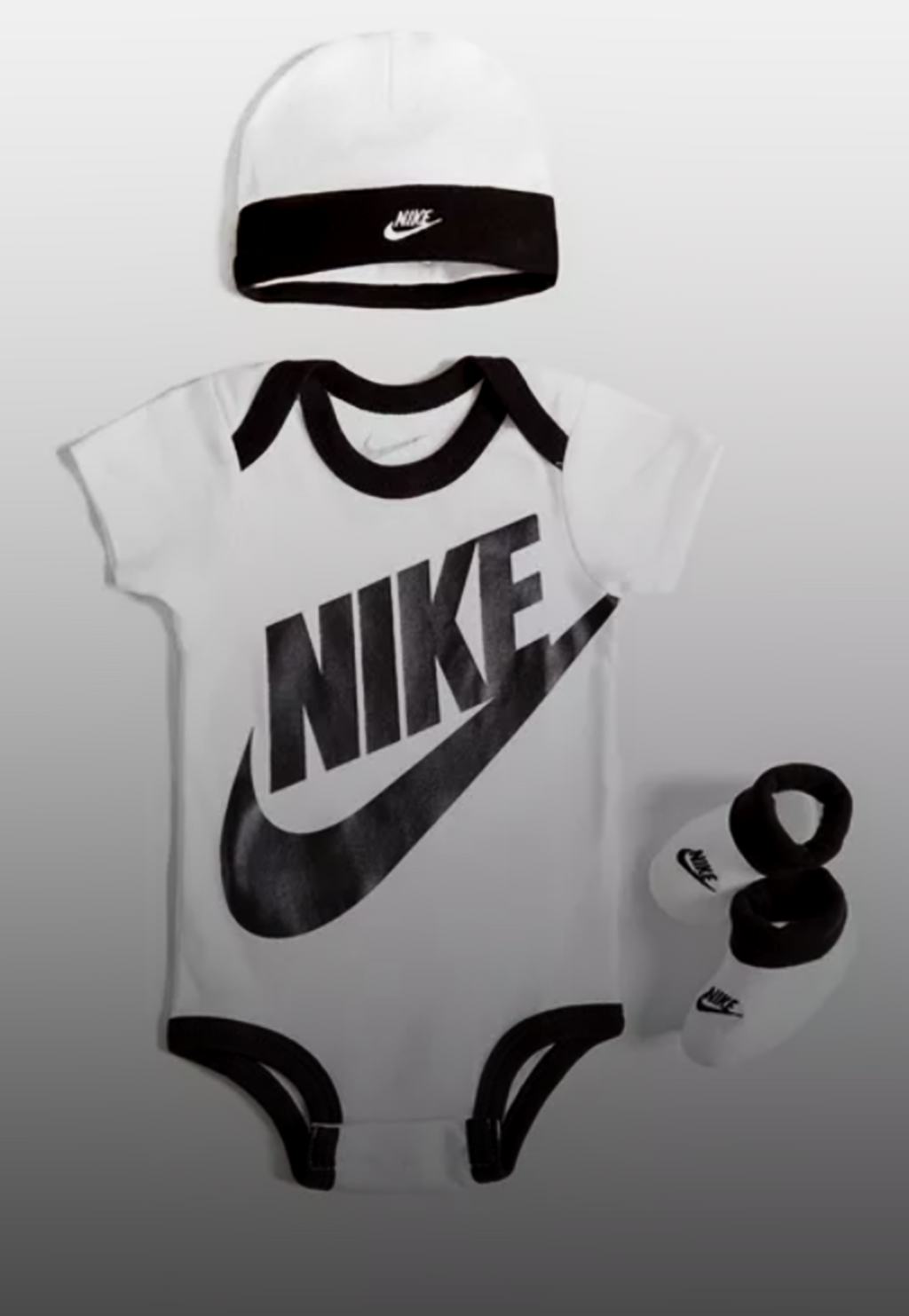 Nike set regalo neonato composto da 3 pezzi: body, cappellino e scarpine in cotone. Colorazione bianco e nero