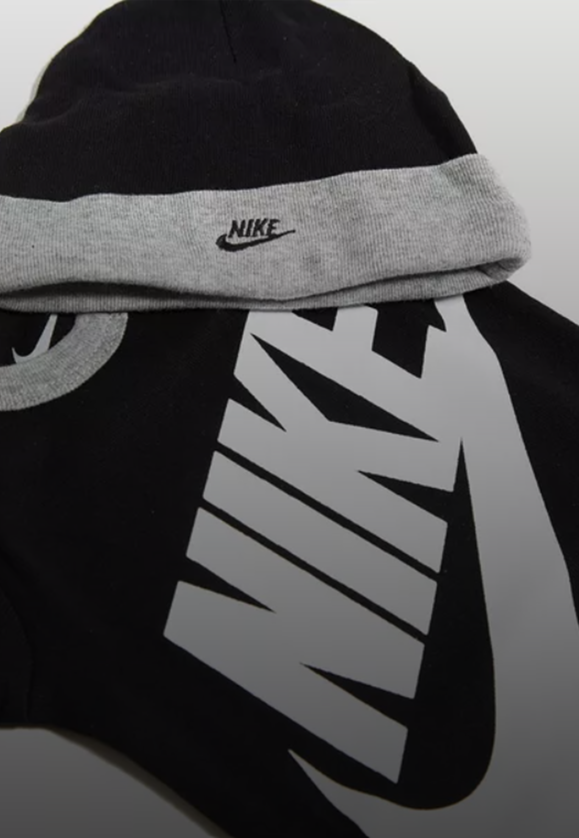Nike set regalo neonato composto da 3 pezzi: body, cappellino e scarpine in cotone. Colorazione nero, grigio e bianco