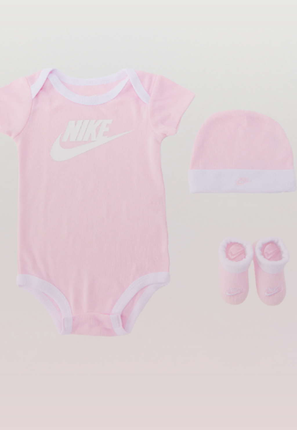 Nike set regalo neonato composto da 3 pezzi: body, cappellino e scarpine in cotone. Colorazione rosa e bianco