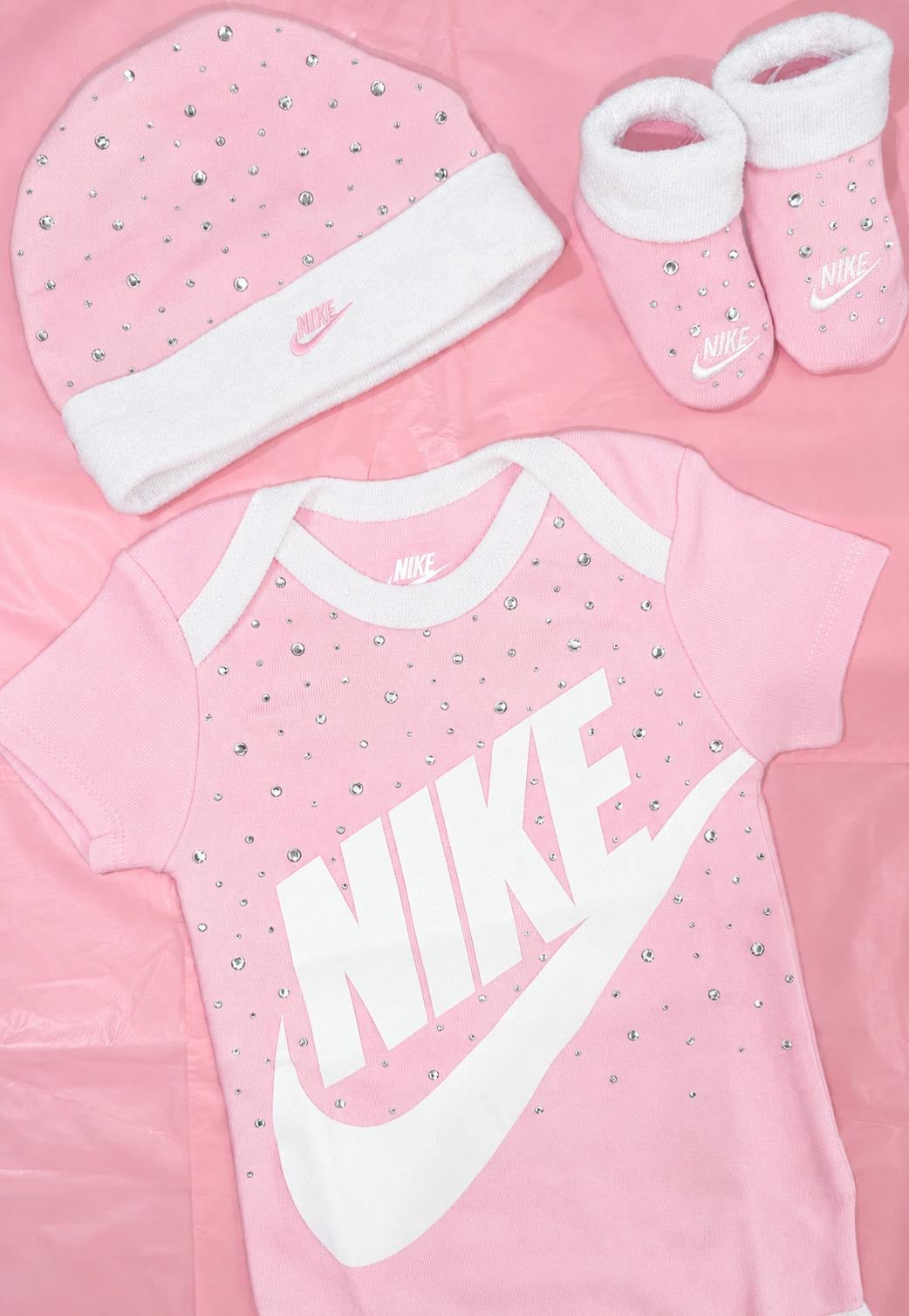Completo Nike per neonati composto da 3 pezzi Body, cappellino e calzini in cotone personalizzati con brillantini