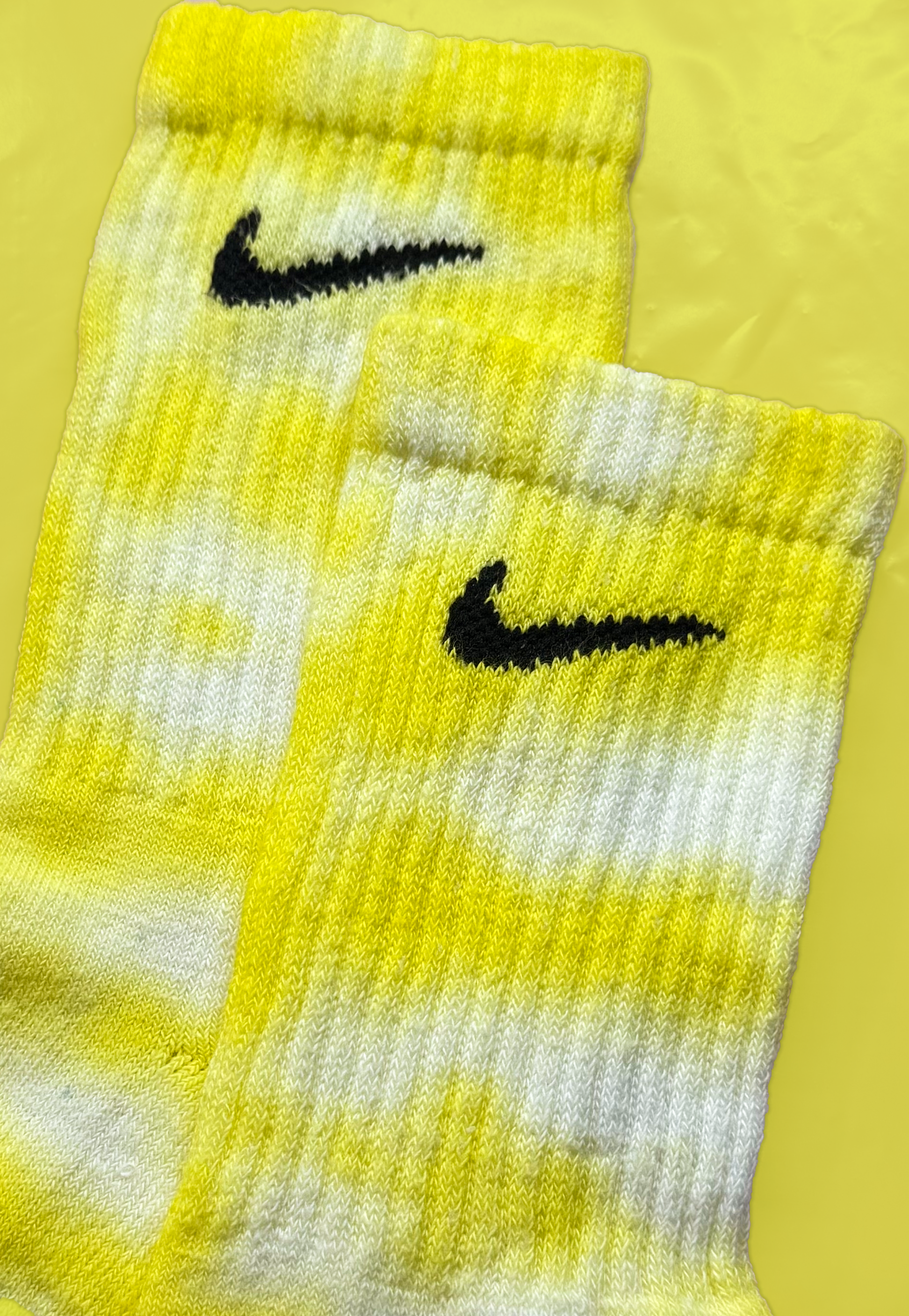 Calzini  Nike bianchi personalizzati con la tecnica Tie Dye con sfumature color giallo limone