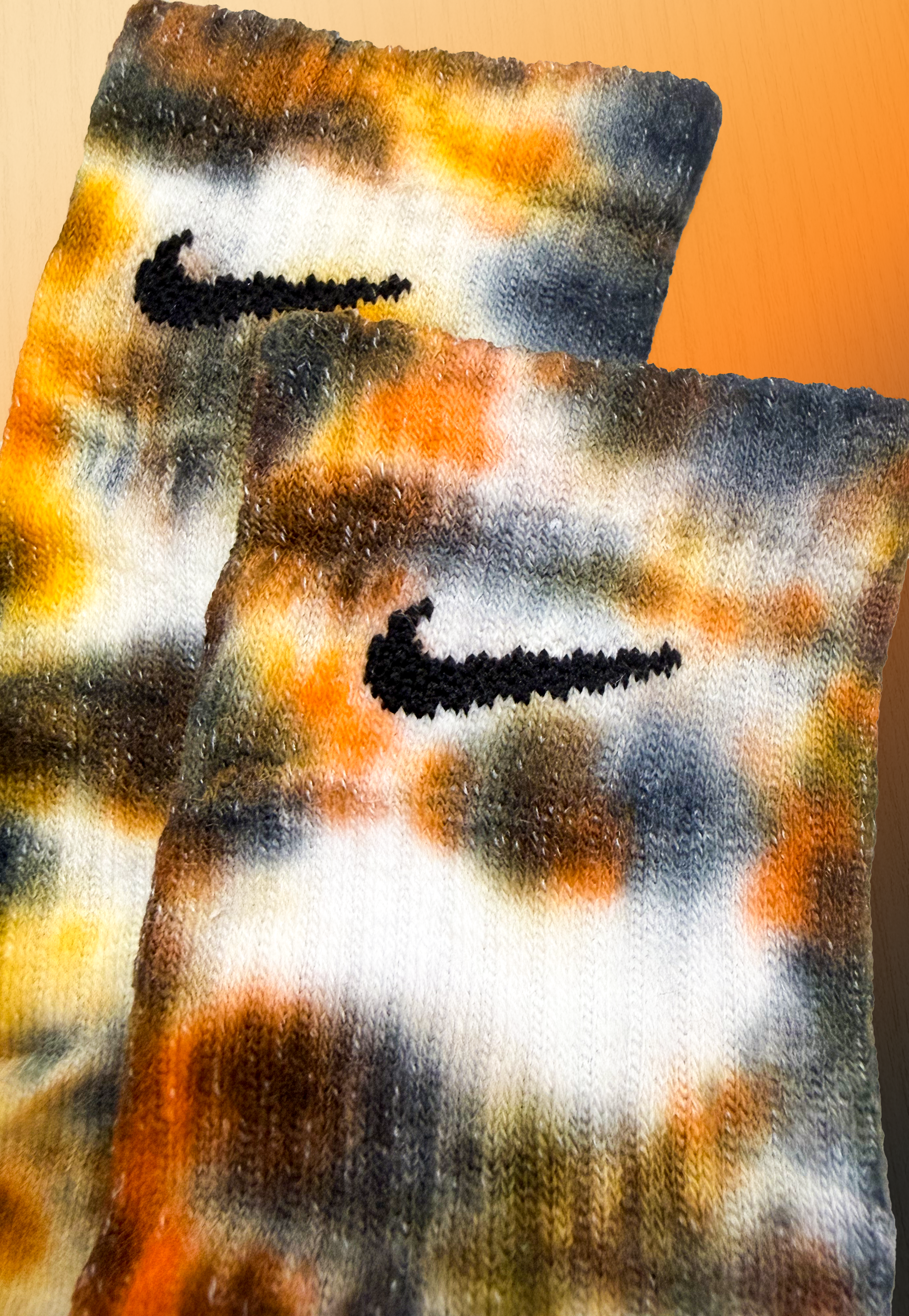 Calzini Nike personalizzati con la tecnica Tie Dye nella colorazione Magma