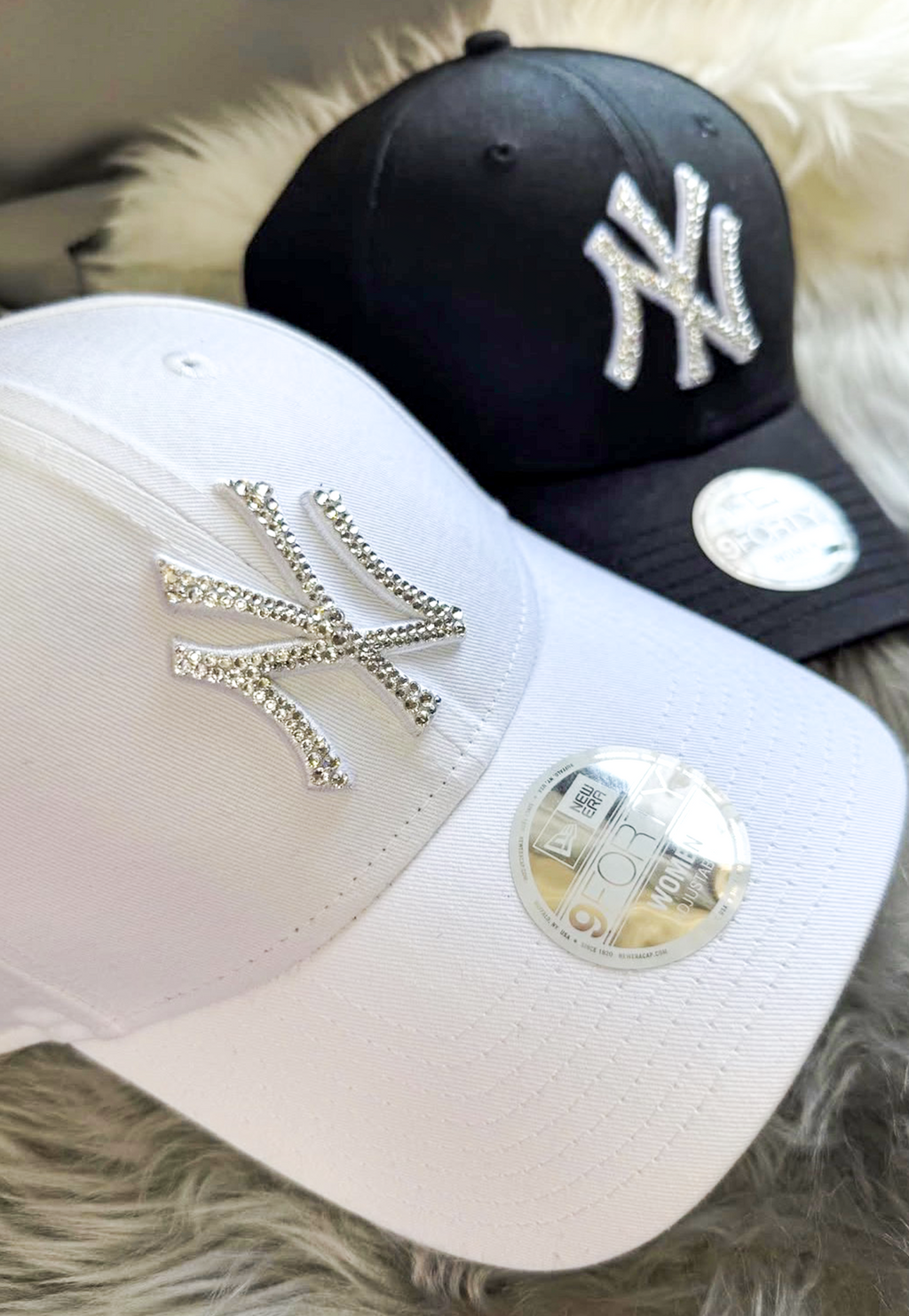 Acquista il cappello New Era NY Yankees personalizzato con brillantini color argento: un accessorio esclusivo, glamour e streetwear, perfetto per look originali e idee regalo.