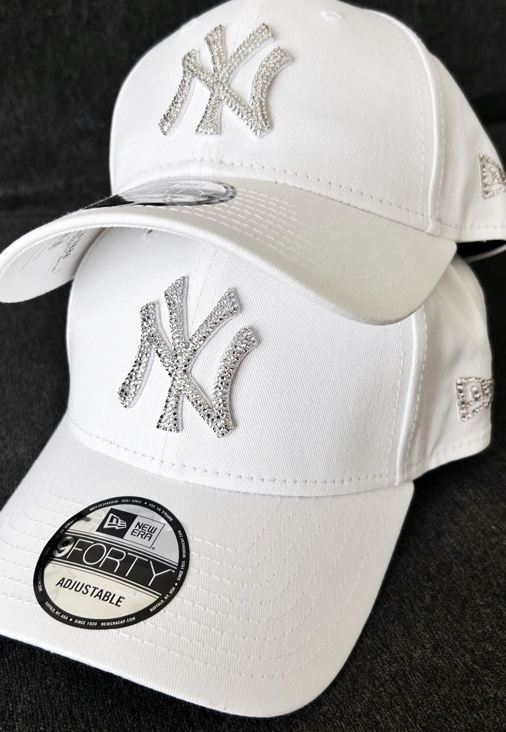 Acquista il cappello New Era NY Yankees personalizzato con brillantini color argento: un accessorio esclusivo, glamour e streetwear, perfetto per look originali e idee regalo. Cappello Colore Bianco