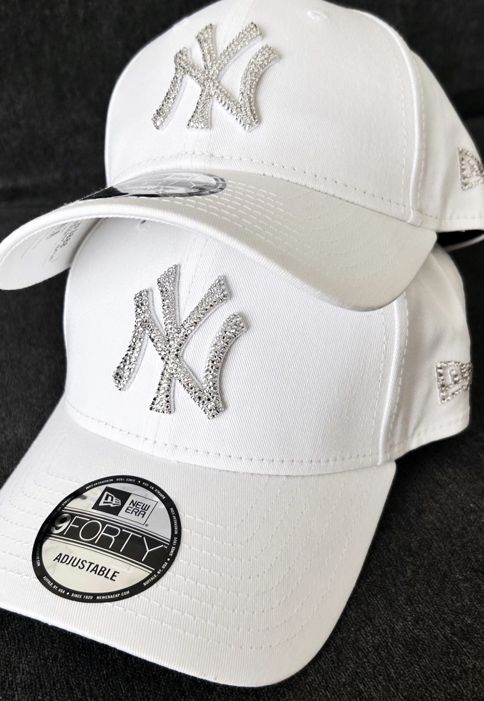 Acquista il cappello New Era NY Yankees personalizzato con brillantini color argento: un accessorio esclusivo, glamour e streetwear, perfetto per look originali e idee regalo. Cappello Colore Bianco