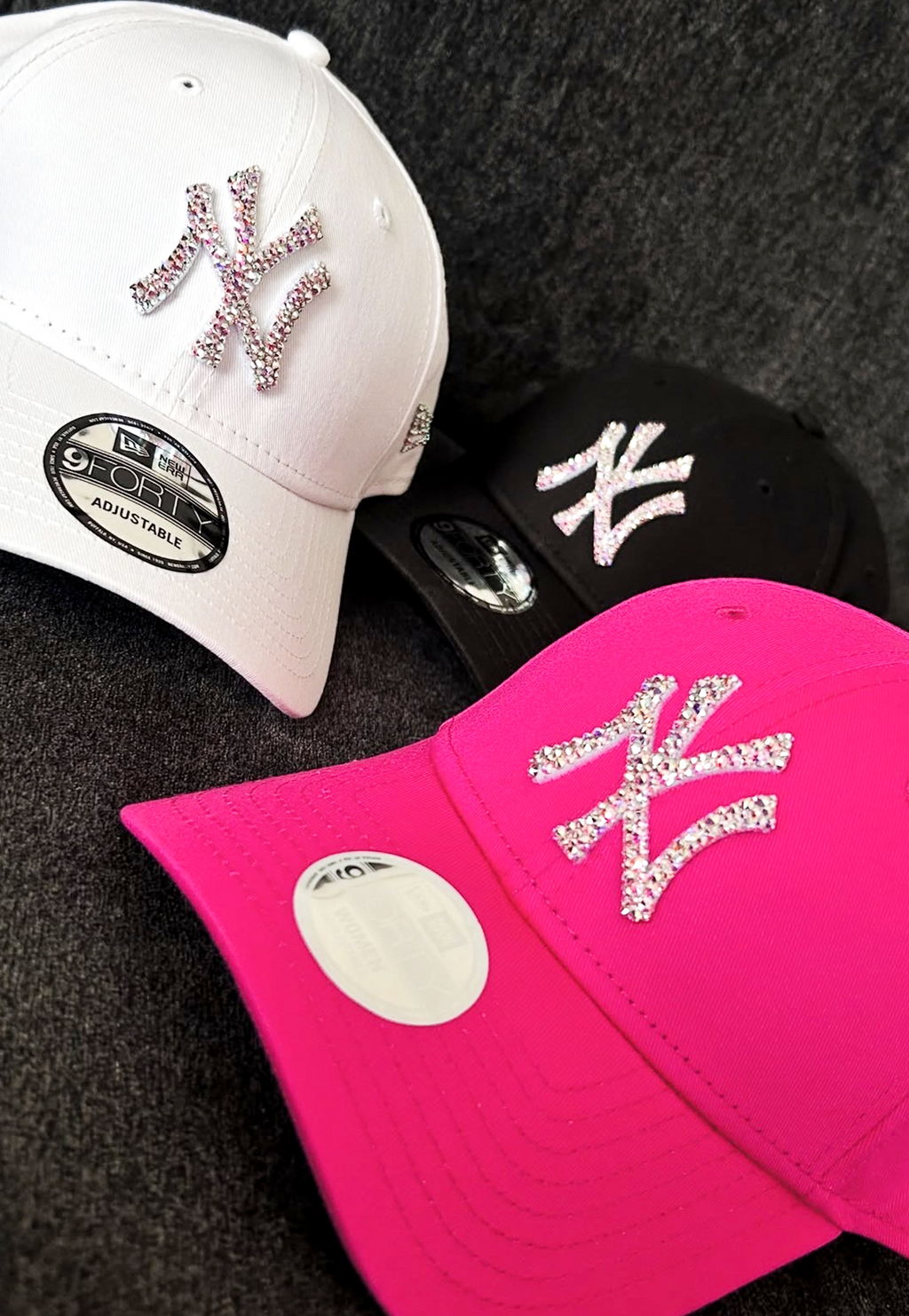Acquista il cappello New Era NY Yankees personalizzato con brillantini color aurora cangianti: un accessorio esclusivo, glamour e streetwear, perfetto per look originali e idee regalo.