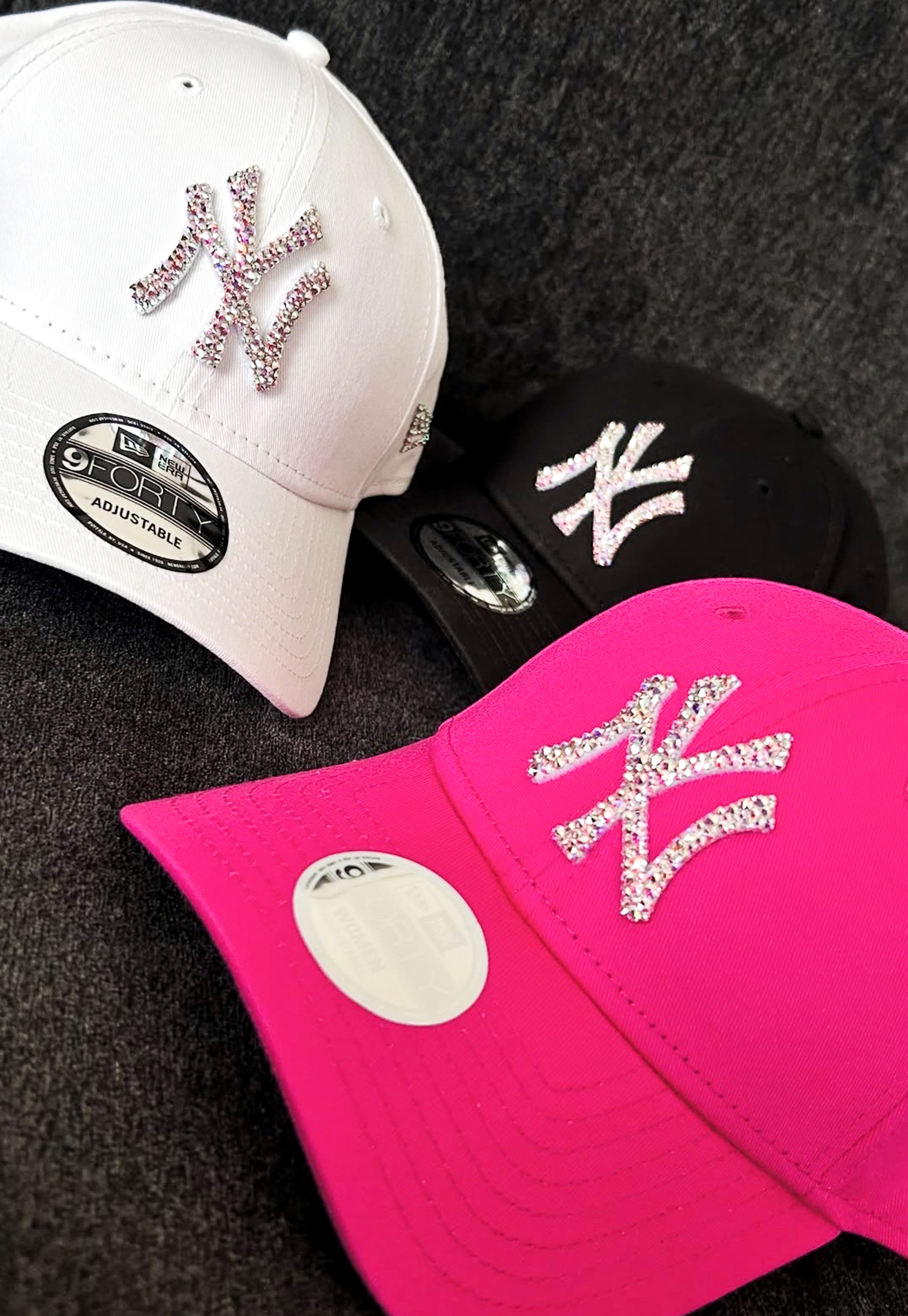 Acquista il cappello New Era NY Yankees personalizzato con brillantini color aurora cangianti: un accessorio esclusivo, glamour e streetwear, perfetto per look originali e idee regalo.