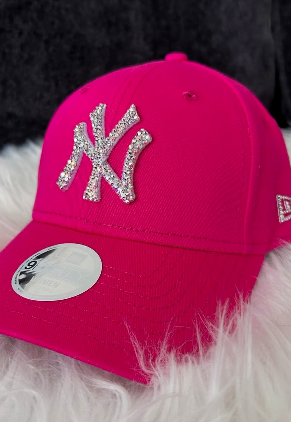 Acquista il cappello New Era NY Yankees personalizzato con brillantini color aurora cangianti: un accessorio esclusivo, glamour e streetwear, perfetto per look originali e idee regalo. Colore Cappello: Fucsia