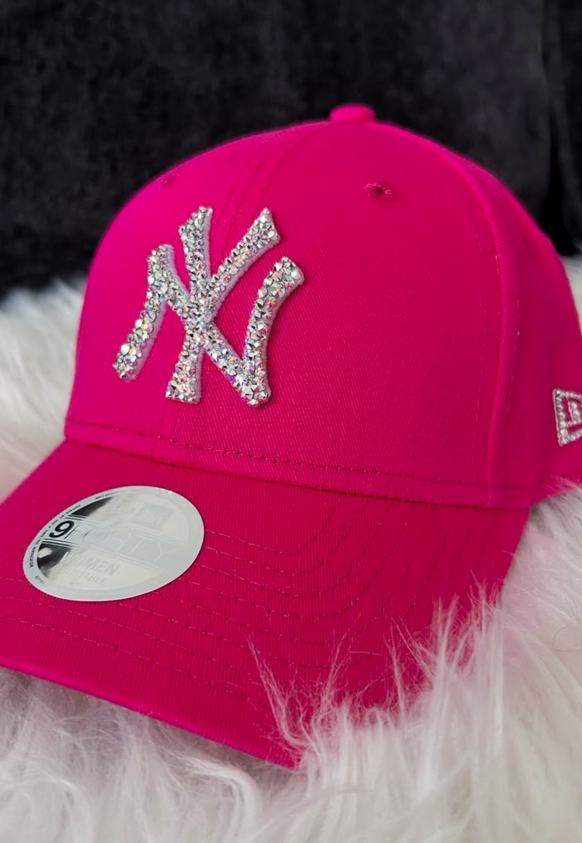 Acquista il cappello New Era NY Yankees personalizzato con brillantini color aurora cangianti: un accessorio esclusivo, glamour e streetwear, perfetto per look originali e idee regalo. Colore Cappello: Fucsia