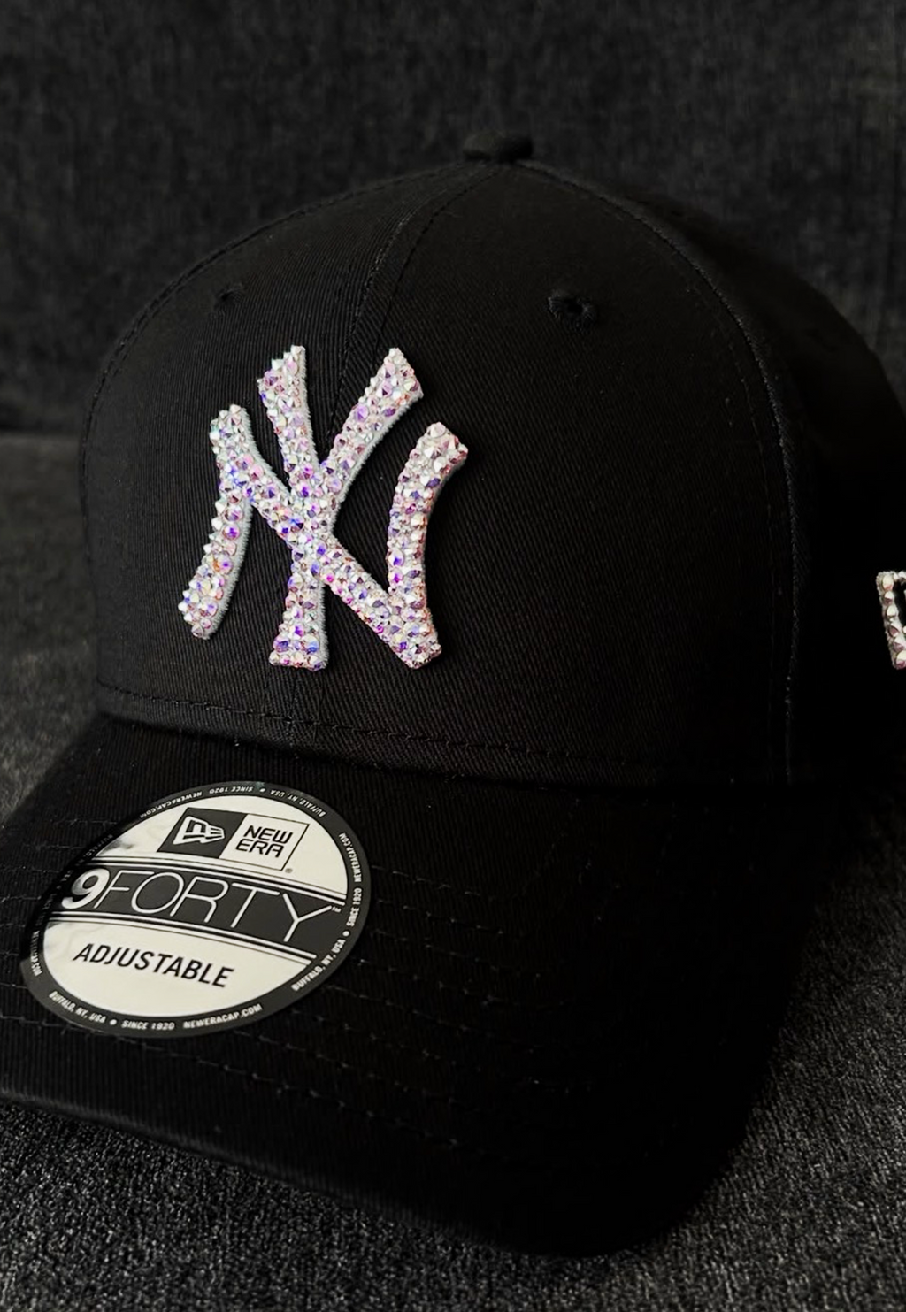 Acquista il cappello New Era NY Yankees personalizzato con brillantini color aurora cangianti: un accessorio esclusivo, glamour e streetwear, perfetto per look originali e idee regalo. Colore Cappello: Nero