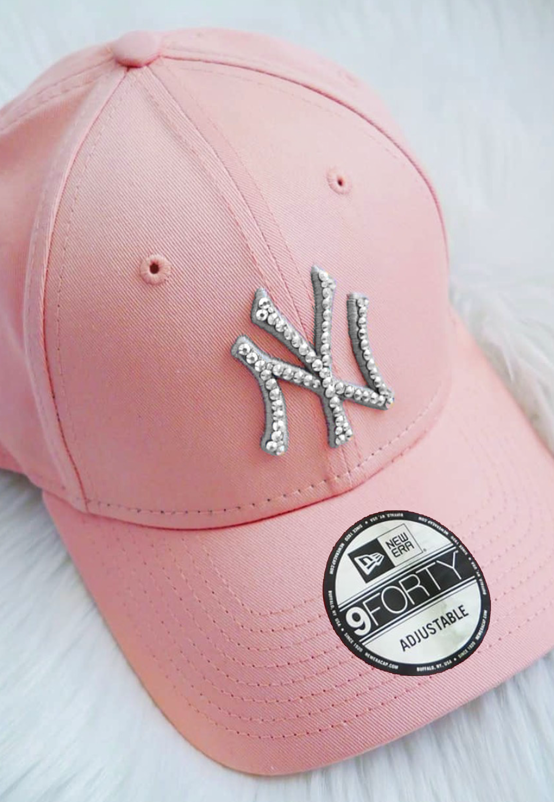 Acquista il cappello New Era NY Yankees personalizzato con brillantini color argento: un accessorio esclusivo, glamour e streetwear, perfetto per look originali e idee regalo. Cappello Colore Rosa