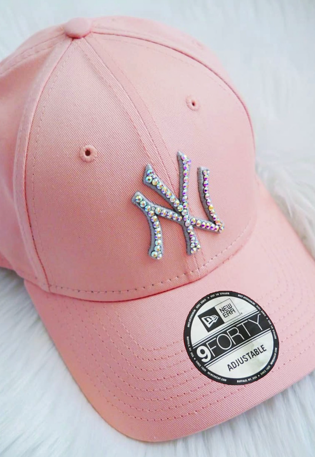 Acquista il cappello New Era NY Yankees personalizzato con brillantini color aurora cangianti: un accessorio esclusivo, glamour e streetwear, perfetto per look originali e idee regalo. Colore Cappello: Rosa 