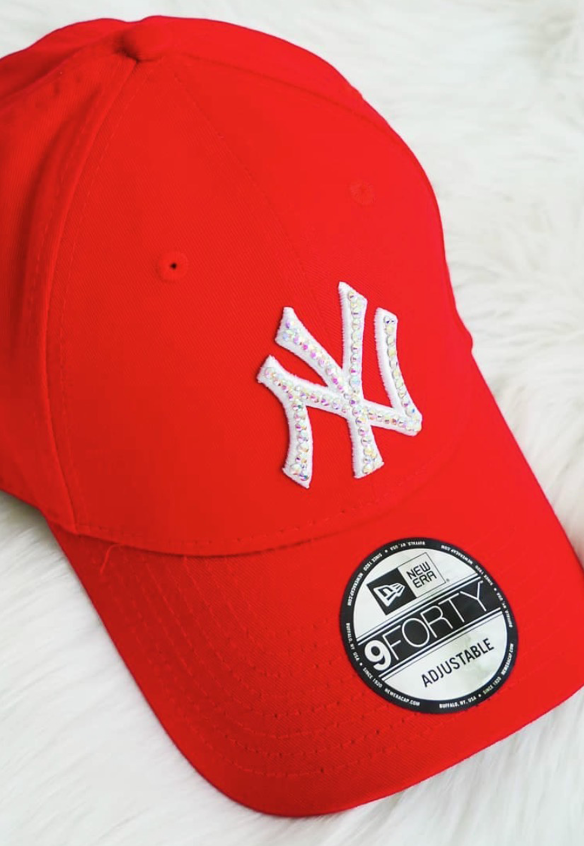 Acquista il cappello New Era NY Yankees personalizzato con brillantini color aurora cangianti: un accessorio esclusivo, glamour e streetwear, perfetto per look originali e idee regalo. Colore Cappello: Rosso