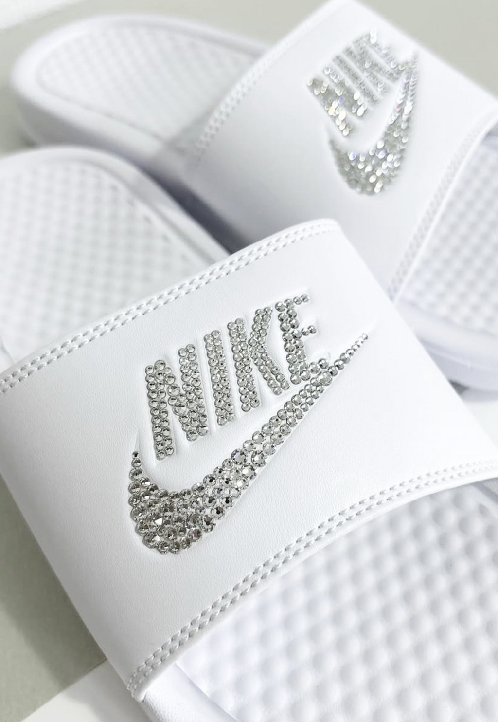 Acquista le nostre ciabatte Nike personalizzate con brillantini color argento. Sono pensate per chi cerca un prodotto originale, realizzato con cura e attenzione ai dettagli. Colore Ciabatta: Bianca