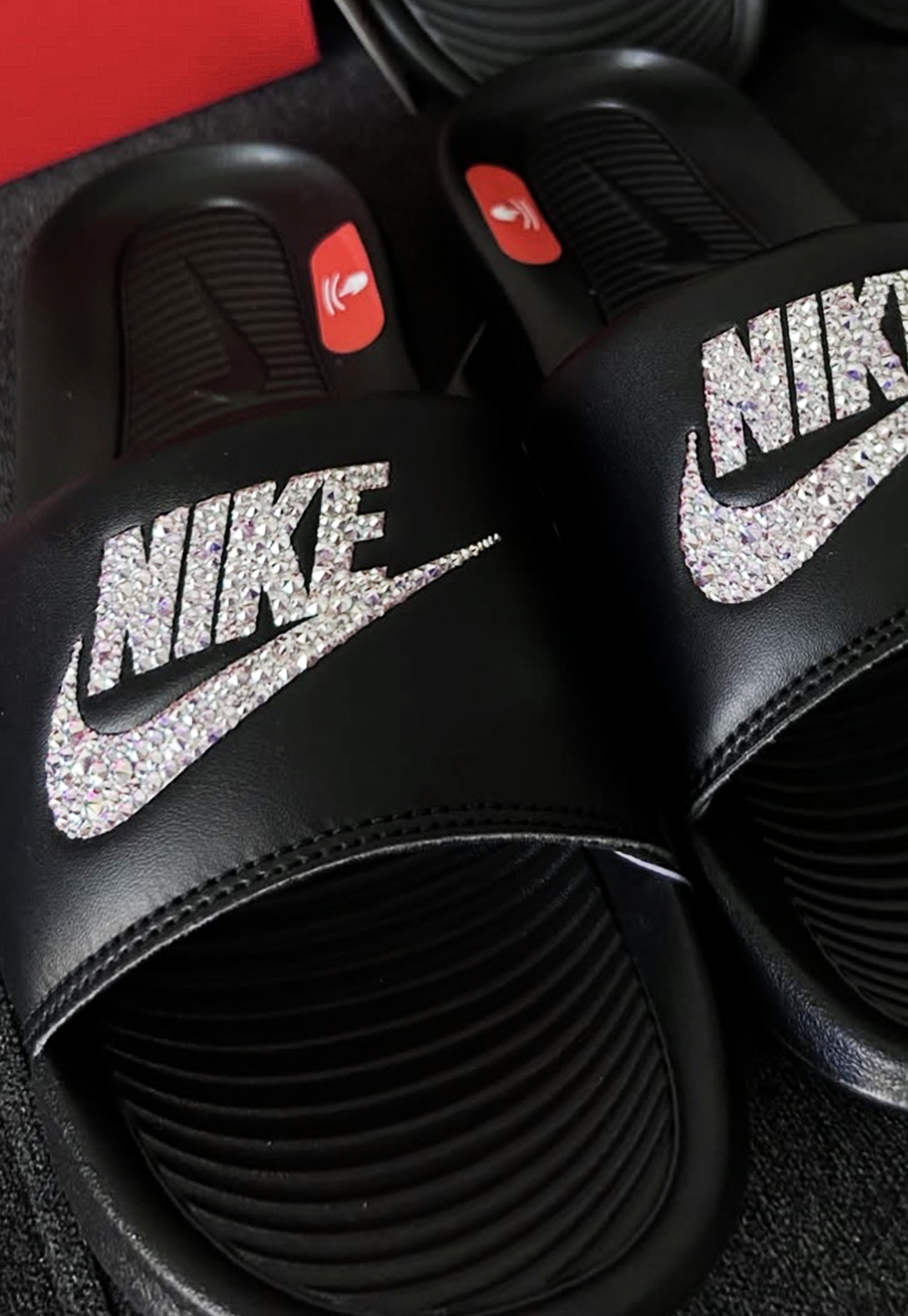Acquista le nostre ciabatte Nike personalizzate con brillantini color argento. Sono pensate per chi cerca un prodotto originale, realizzato con cura e attenzione ai dettagli. Colore Ciabatta: Nera