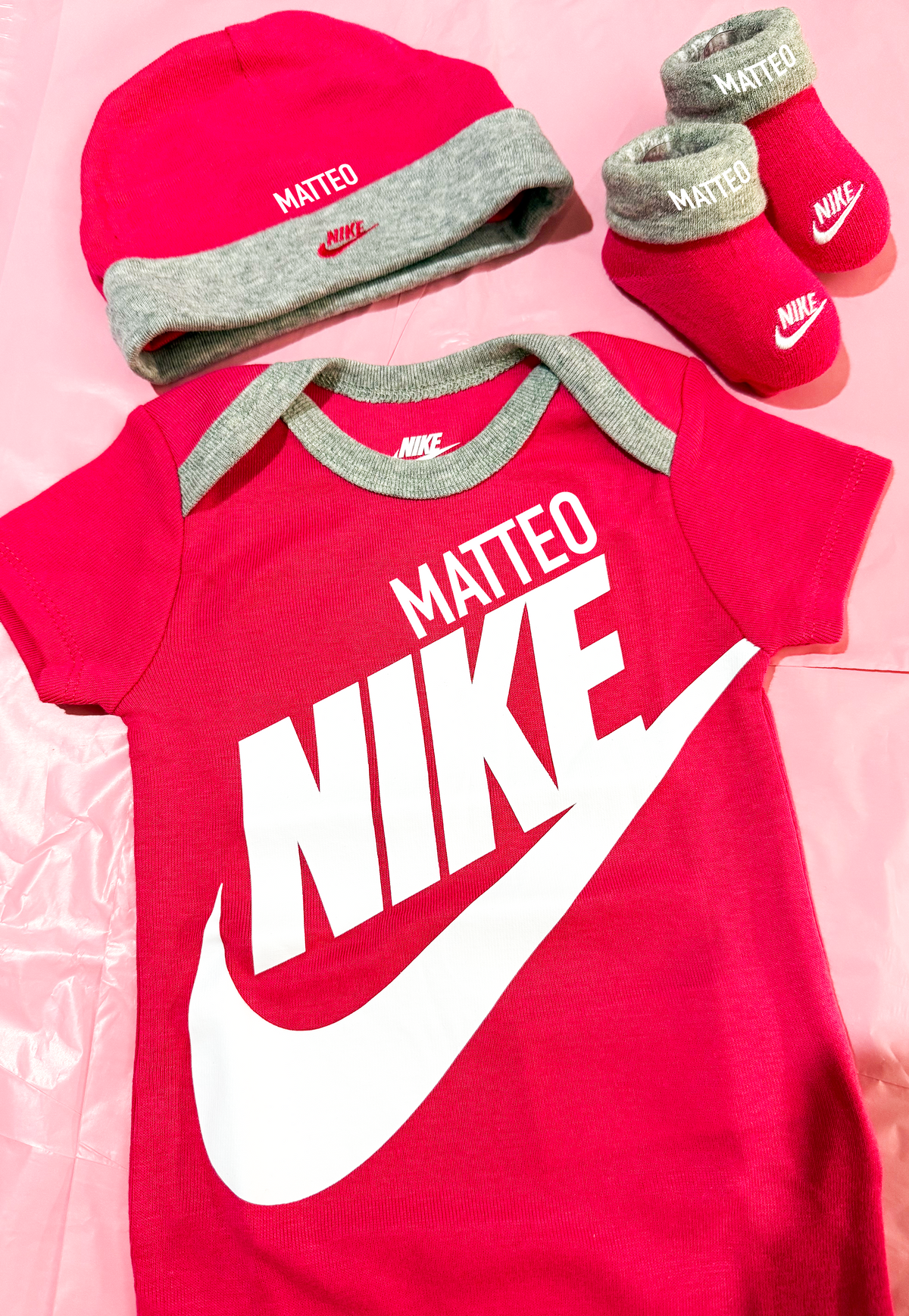 Nike set regalo composto da 3 pezzi: body, scarpine e cappellino in cotone, personalizzati con nome.