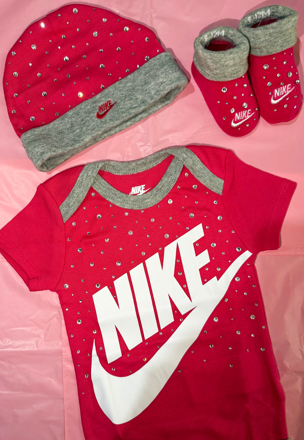 Completo Nike 3 pezzi per neonato - Cappellino, Body e Scarpine in cotone, personalizzati con brillantini argento
