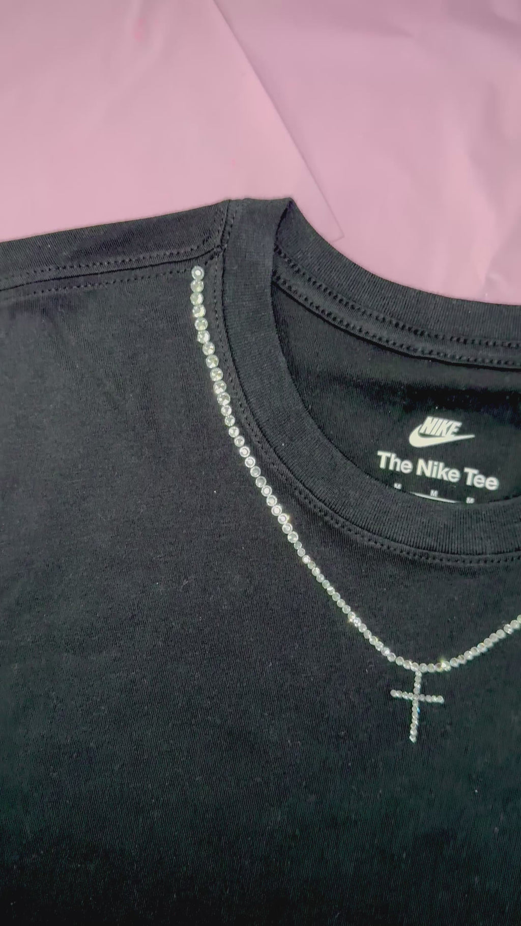 T-Shirt Nike nera personalizzata con brillantini argento - edizione collier a croce
