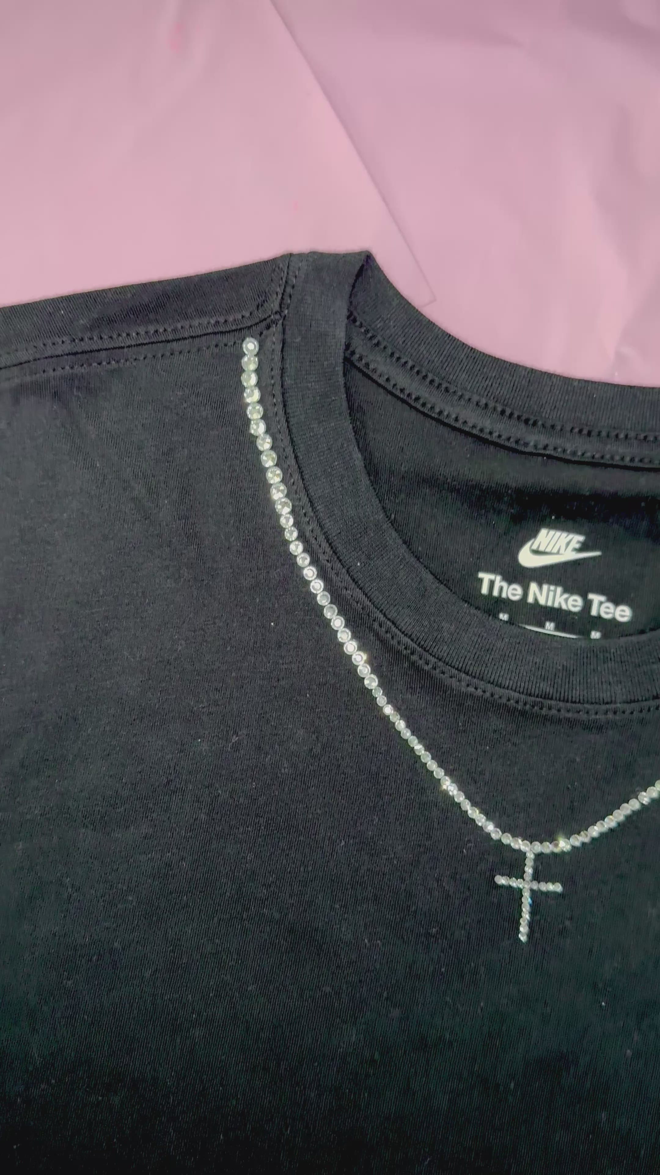 T-Shirt Nike nera personalizzata con brillantini argento - edizione collier a croce