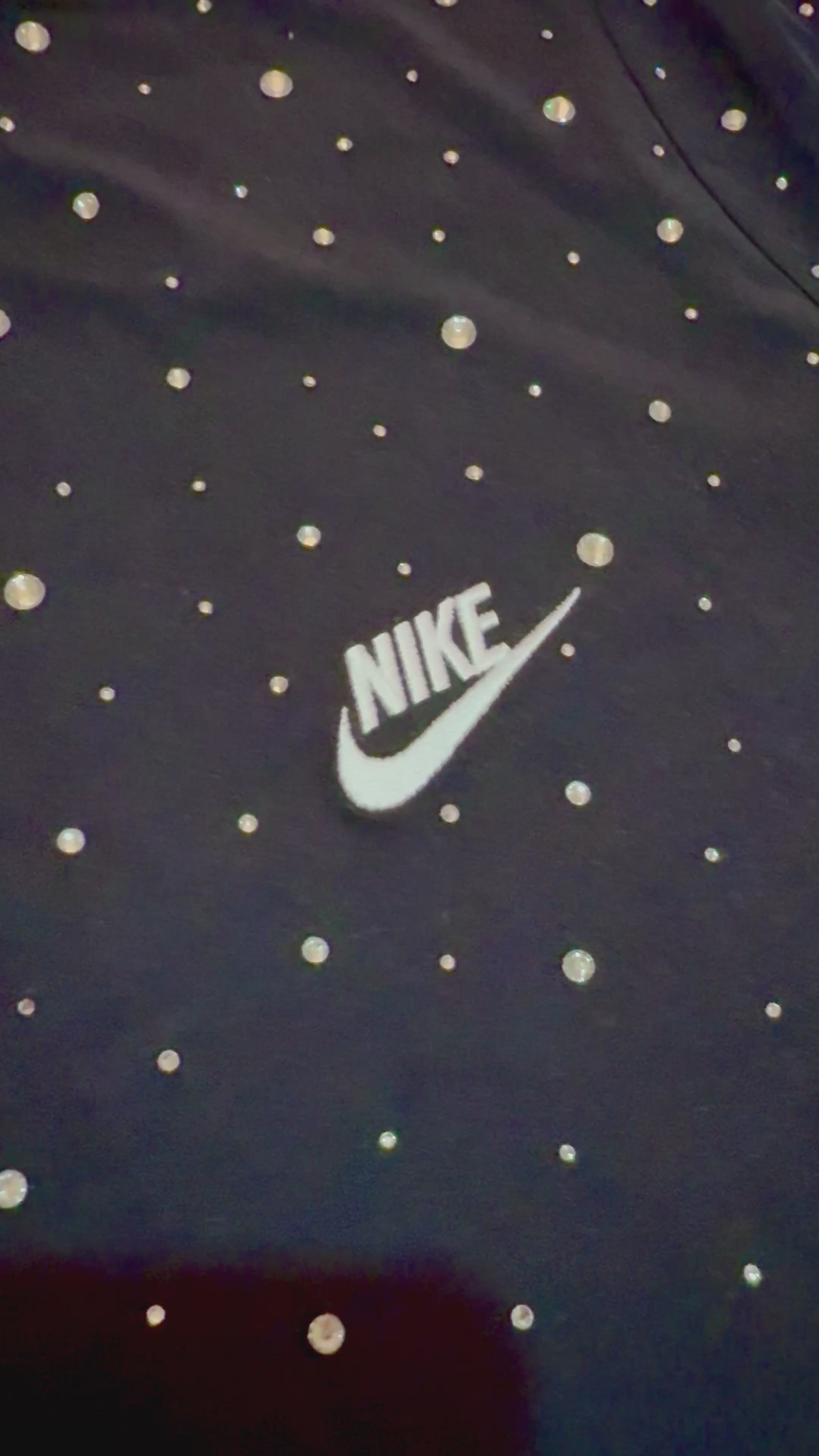 T-shirt Nike nera personalizzata con brillantini argento