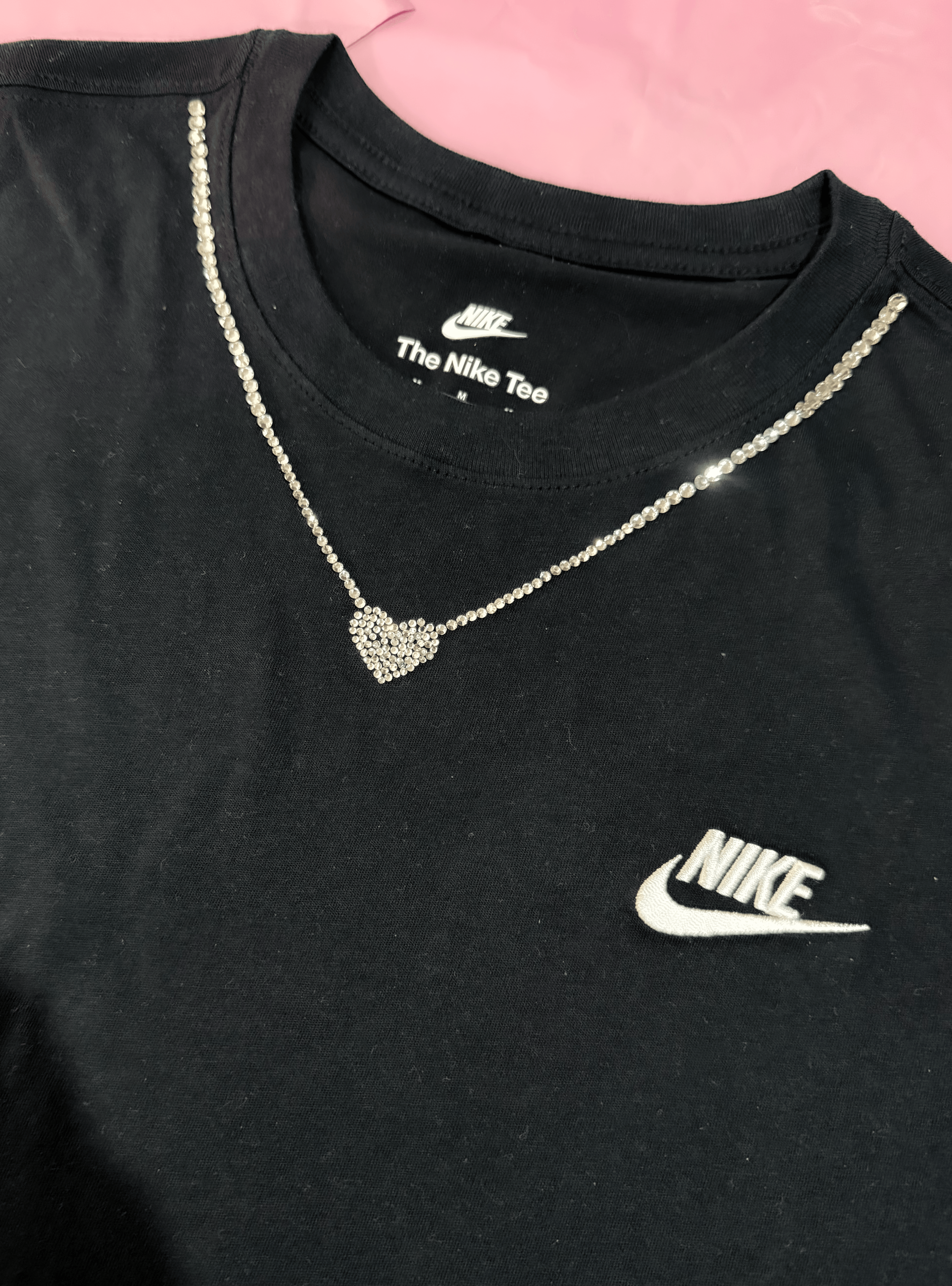 T-Shirt Nike nera personalizzata con brillantini argento, edizione collier cuore Love