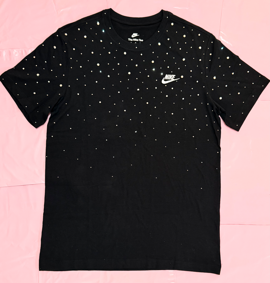 T-shirt Nike nera personalizzata con una cascata di brillantini hotfix di varie dimensioni in colore argento.