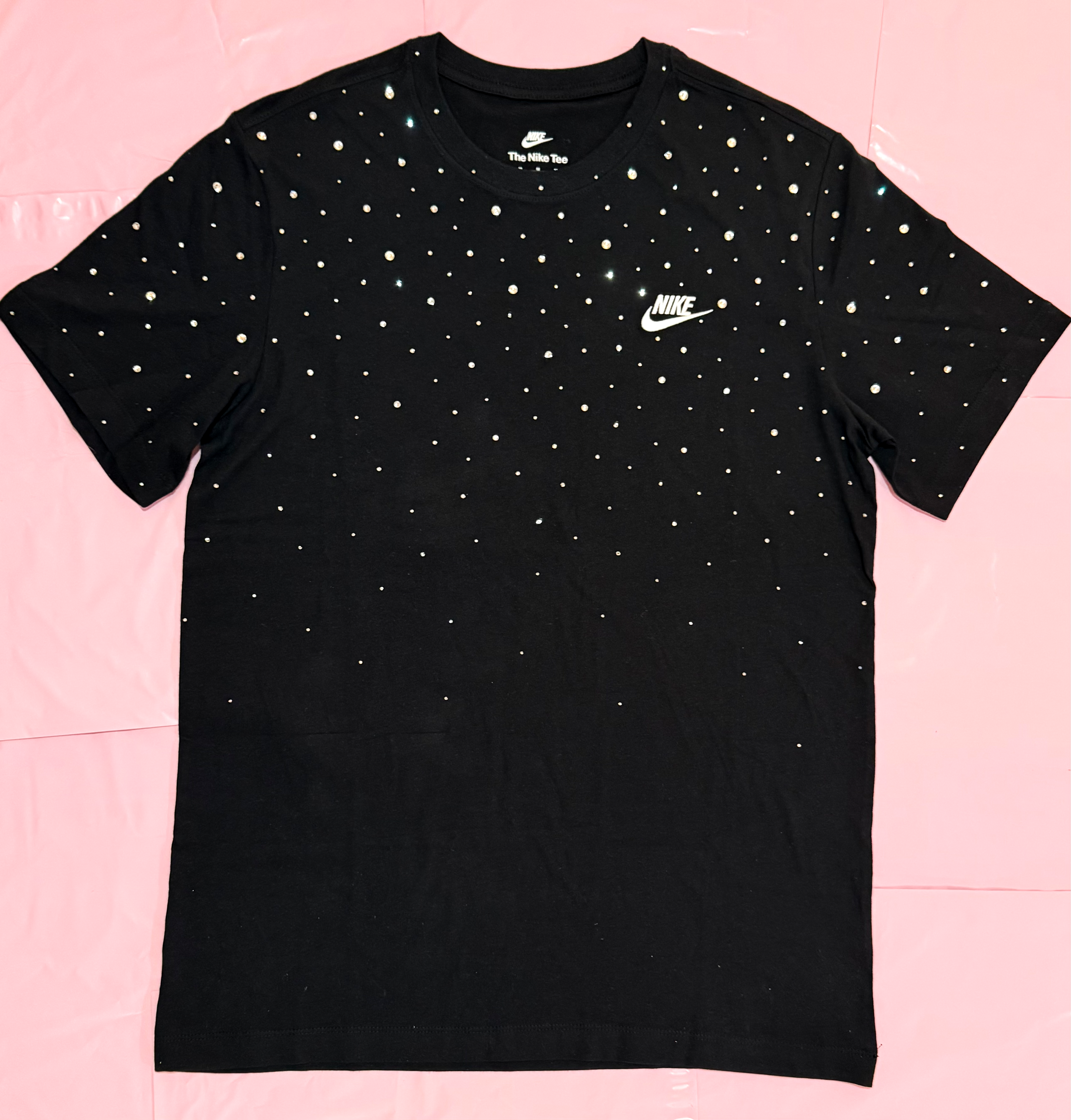 T-shirt Nike nera personalizzata con una cascata di brillantini hotfix di varie dimensioni in colore argento.