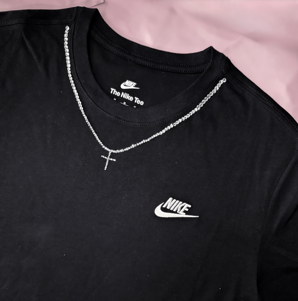 T-Shirt Nike nera personalizzatacon brillantini color argento- edizione collier croce