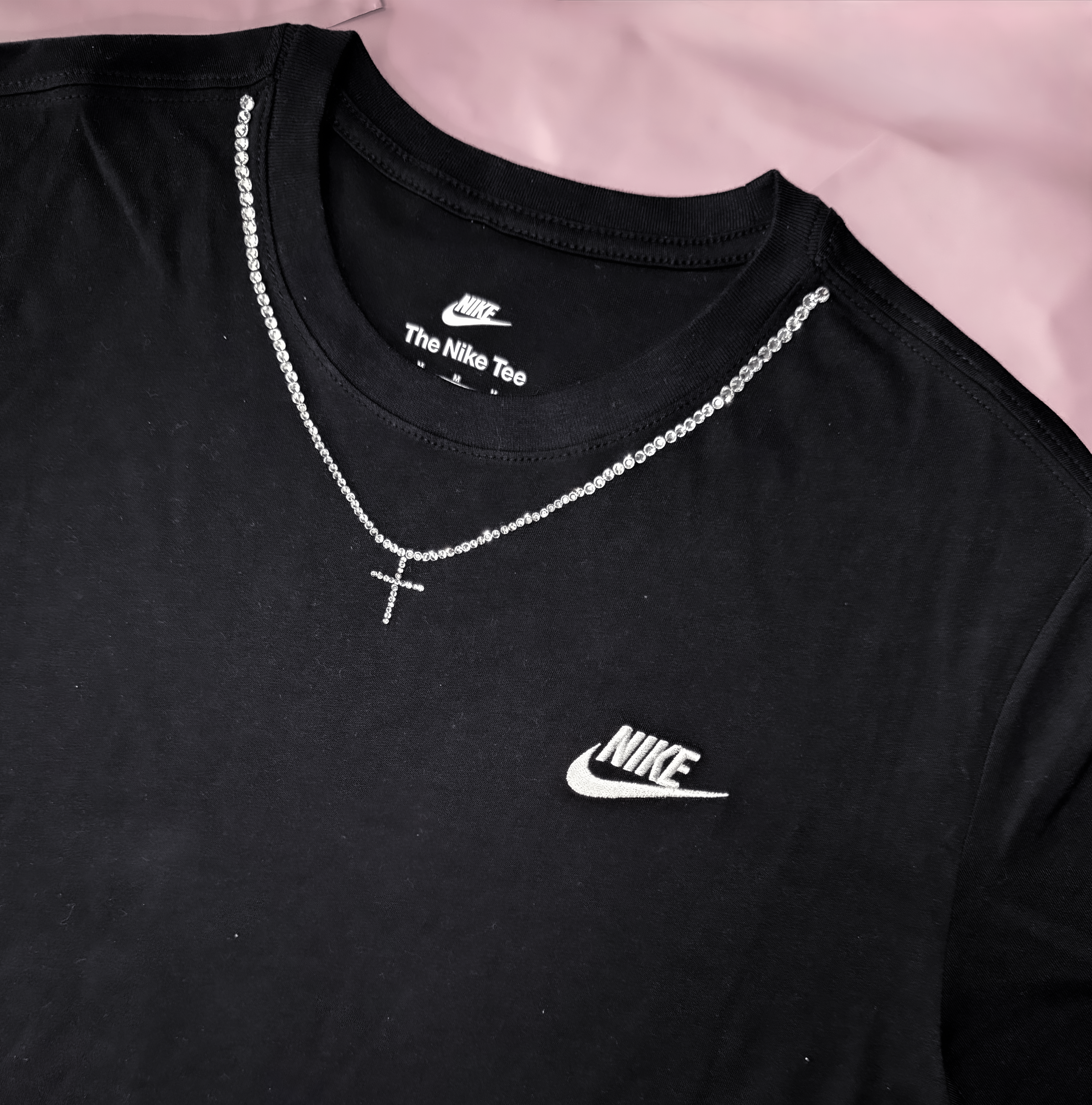 T-Shirt Nike nera personalizzatacon brillantini color argento- edizione collier croce