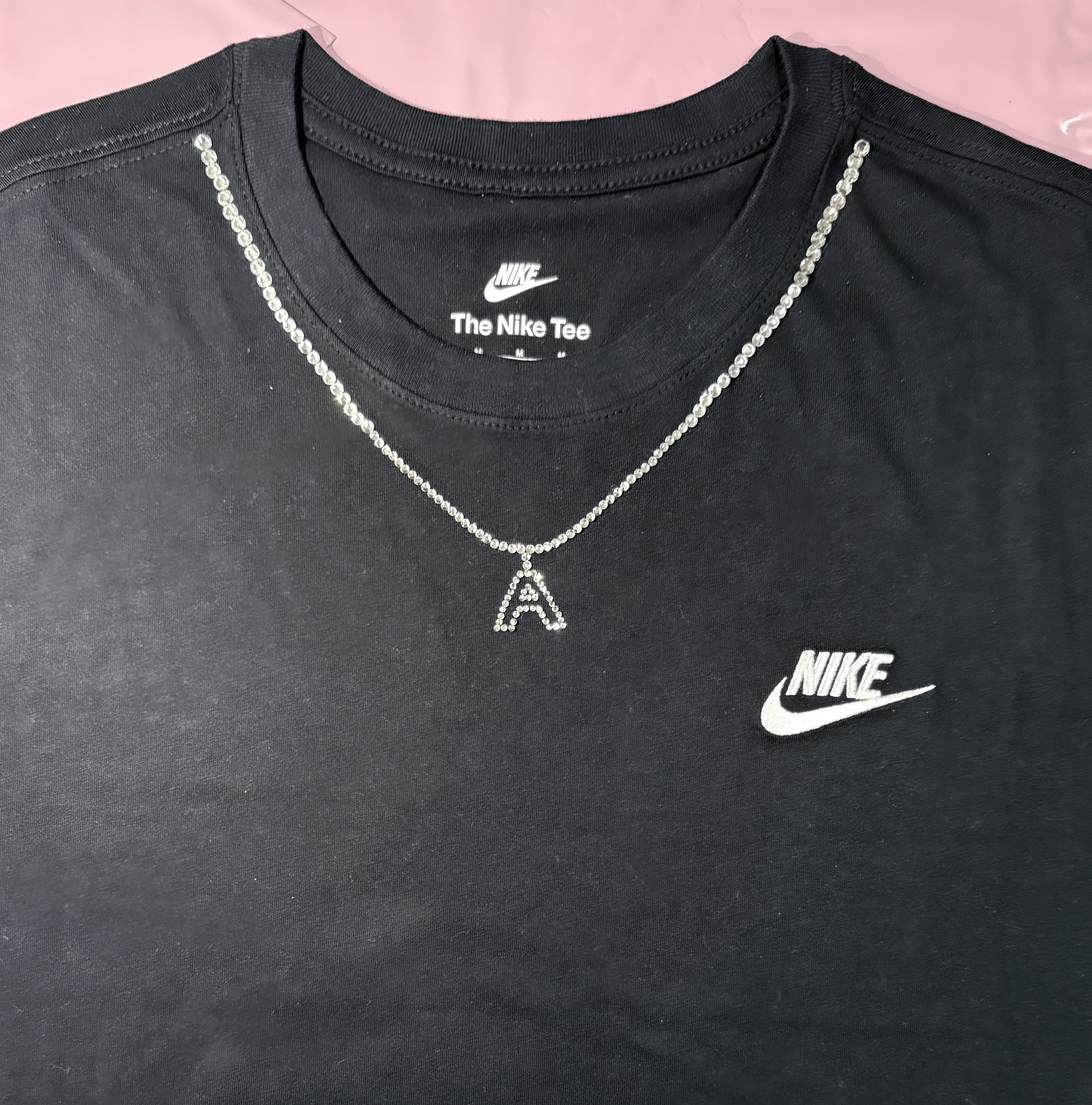 Tshirt Nike nera personalizzata con brillantini color argento. Edizione Collier Letter - personalizzabile con lettera