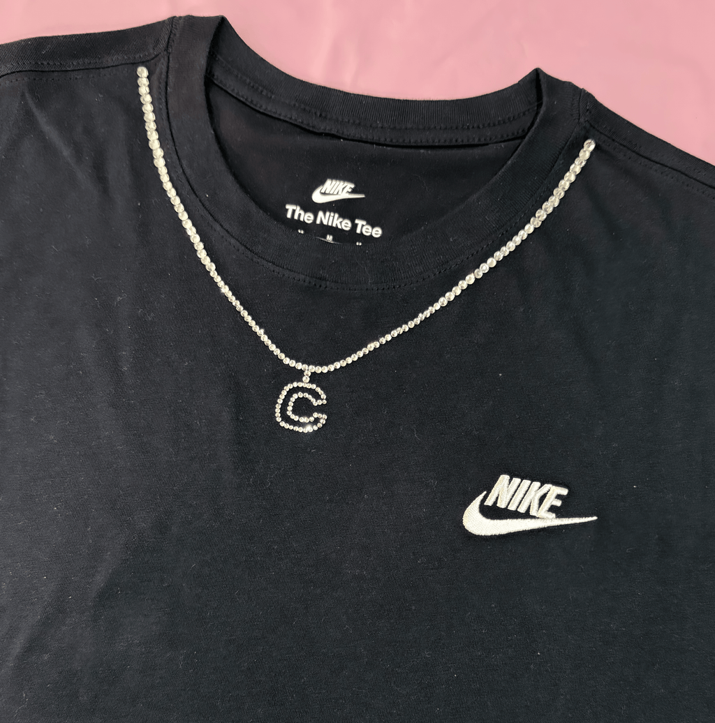 Tshirt Nike nera personalizzata con brillantini color argento. Edizione Collier Letter - personalizzabile con lettera