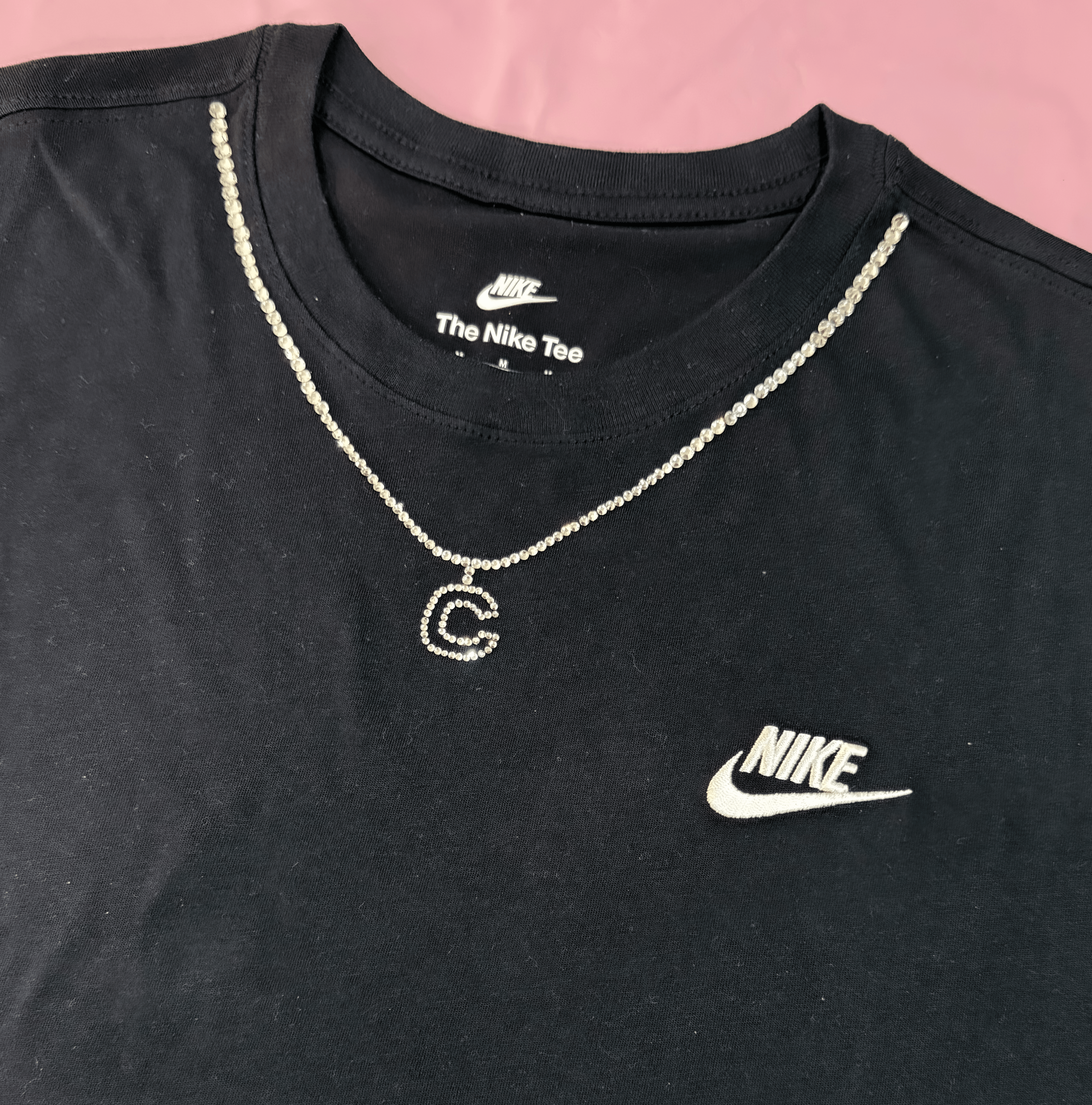 Tshirt Nike nera personalizzata con brillantini color argento. Edizione Collier Letter - personalizzabile con lettera