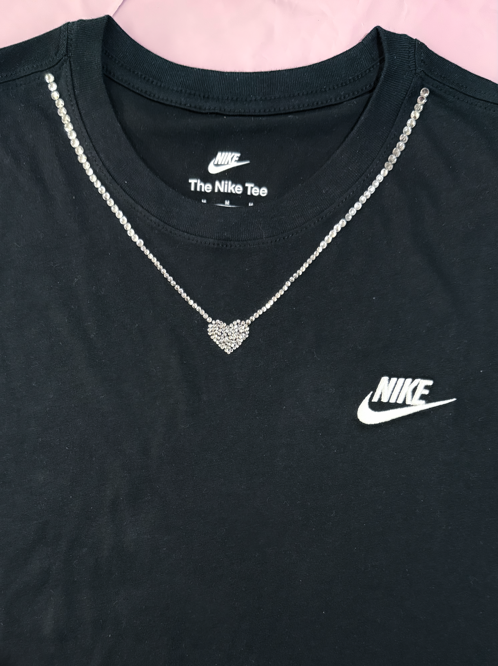 T-Shirt Nike nera personalizzata con brillantini argento, edizione collier cuore Love